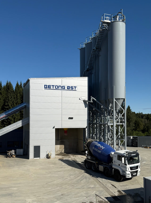 Concrete plant with filling hoppers at Betong Oest in Norway.